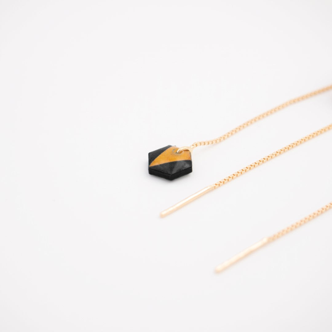 Boucles d’oreilles Hexagone en Calebasse séchée chaîne traversante en Acier Doré, Argent ou Plaqué Or 3 microns | Hex Pic