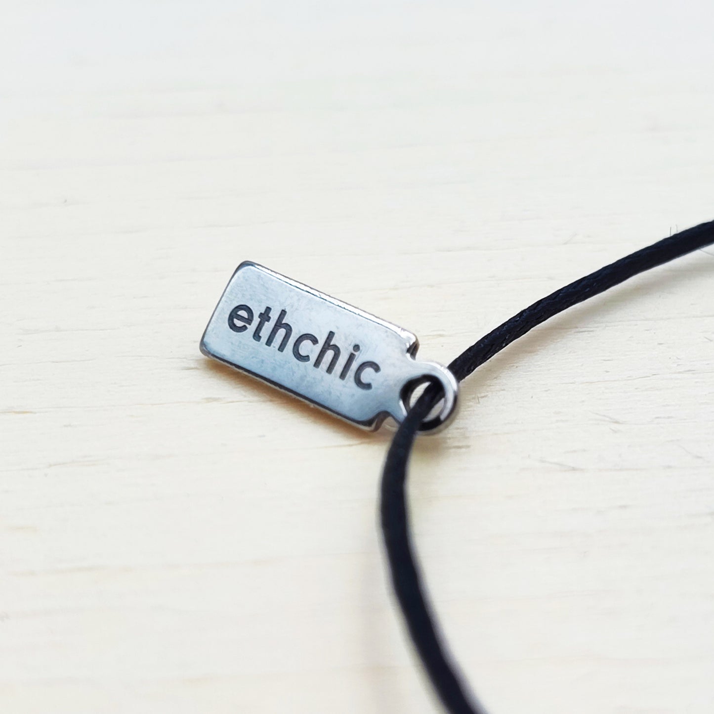 Bracelet Personnalisé 40 Fils avec Médaille Gravée au Laser – Tissé Main Bohème pour Homme & Femme | Pava