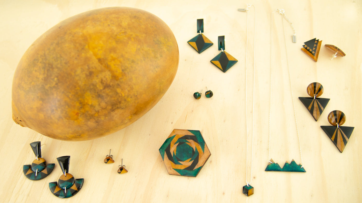 Bijoux en Calebasse Séchée