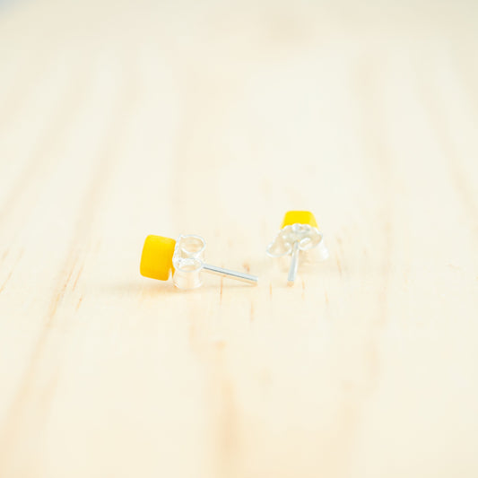 Puces d'oreilles ivoire végétal boucles d'oreilles minimalistes puces d'oreilles géométriques vegan clous d'oreilles blanches naturelles