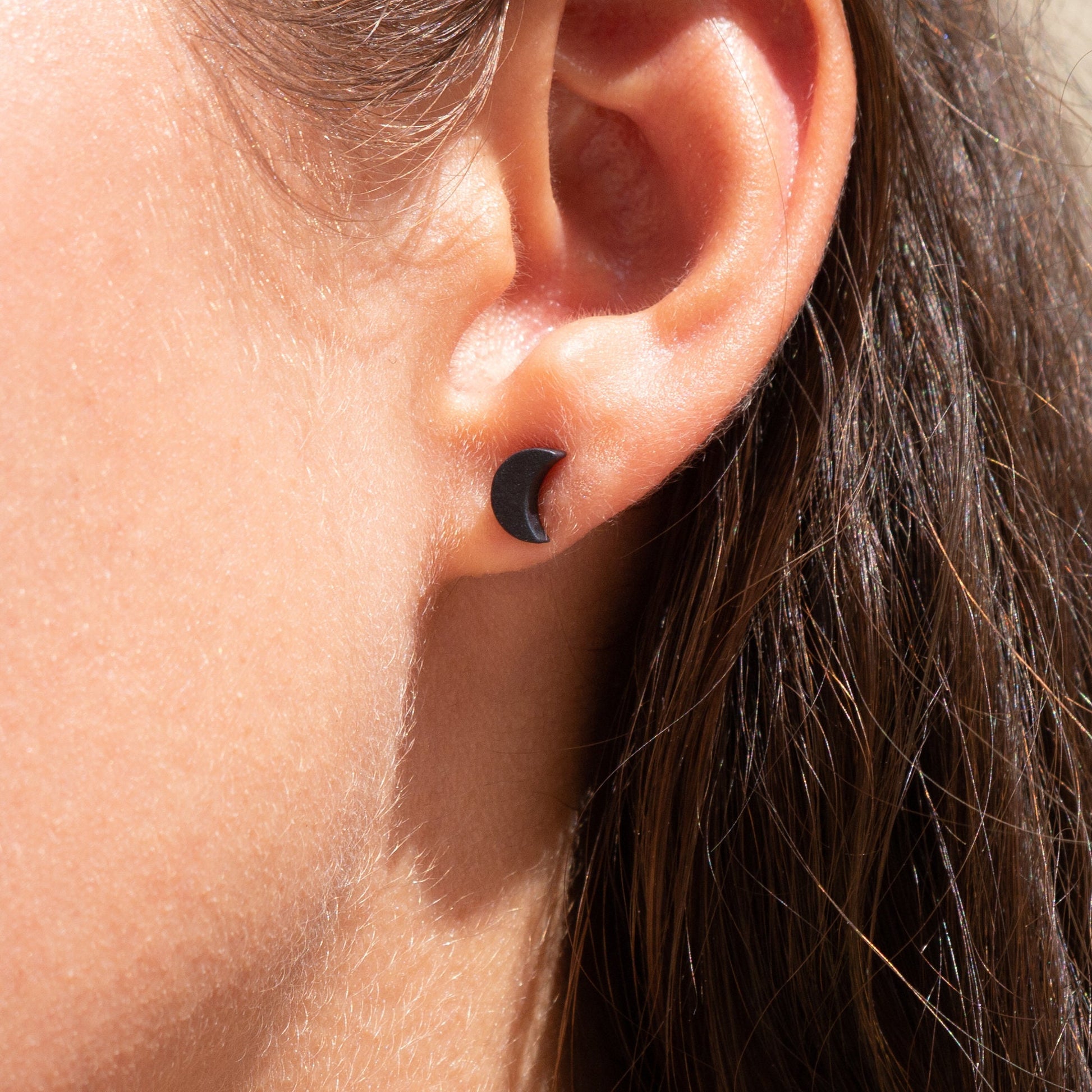 Puces lune noires petites lune puces ivoire végétal boucles d'oreilles noires boucle d'oreille lune