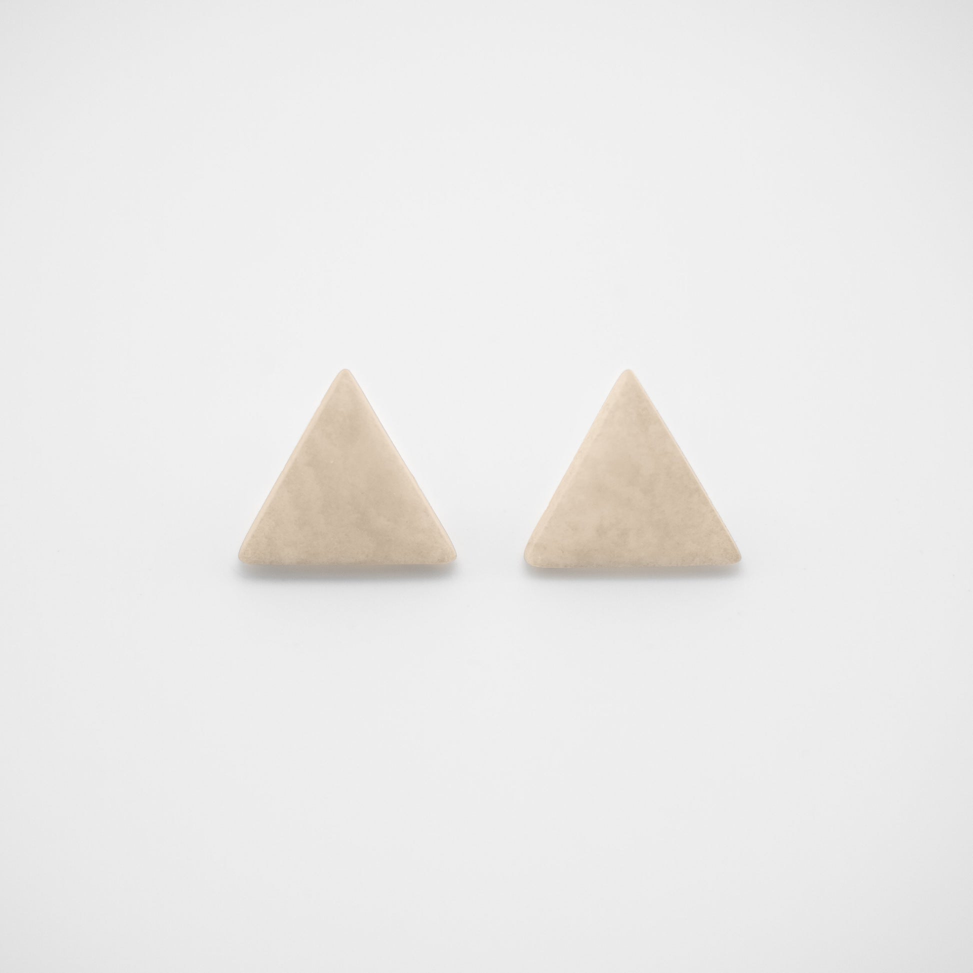 Puces triangles blanches puces triangles puces ivoire végétal boucles d'oreilles blanches boucle d'oreille géométrique cadeau éthique