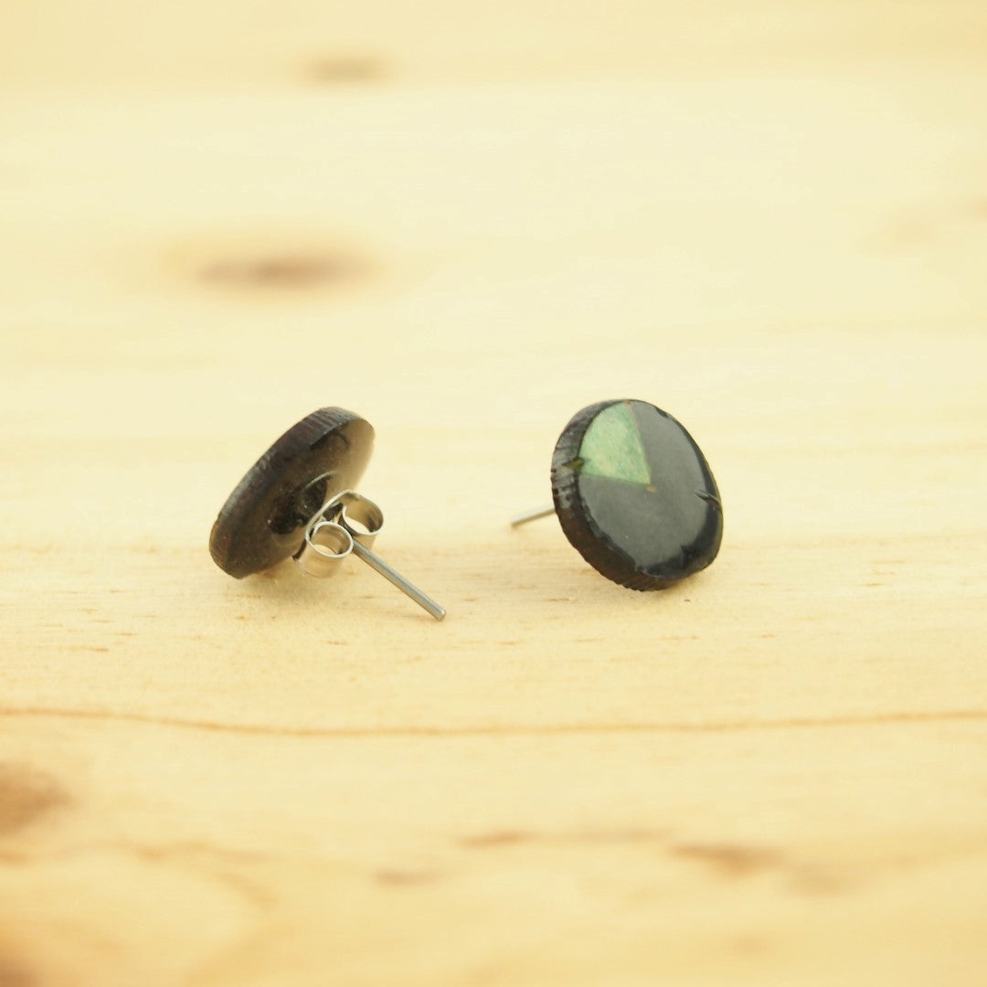 Boucles d'oreilles Rondes Noires Calebasse séchée Végan Puces | Micro Cari Rond 12mm