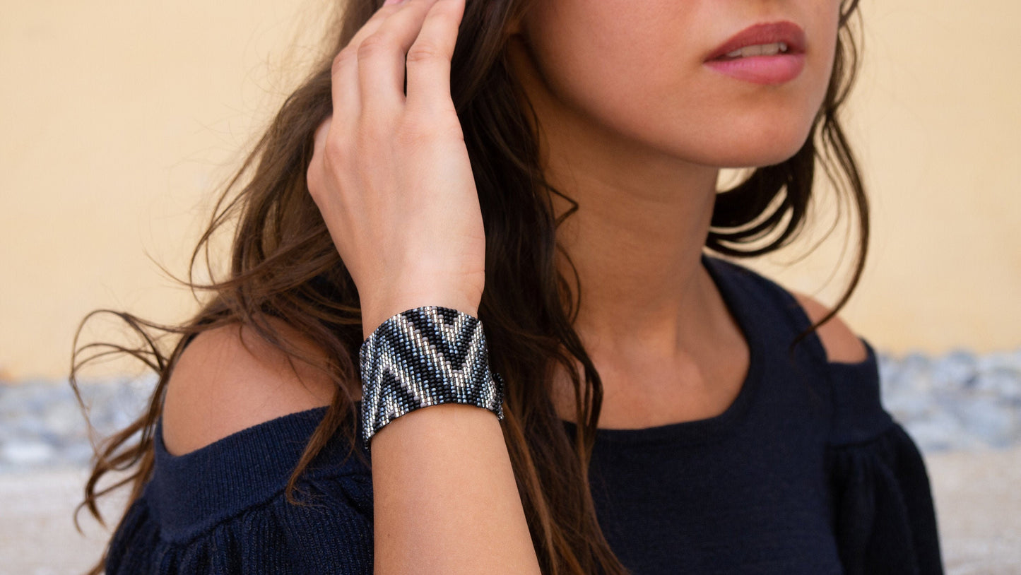 Manchette perles noir argent Manchette perles géométrique Bracelet large Bracelet perles rocaille Bracelet bohème Bracelet soirée