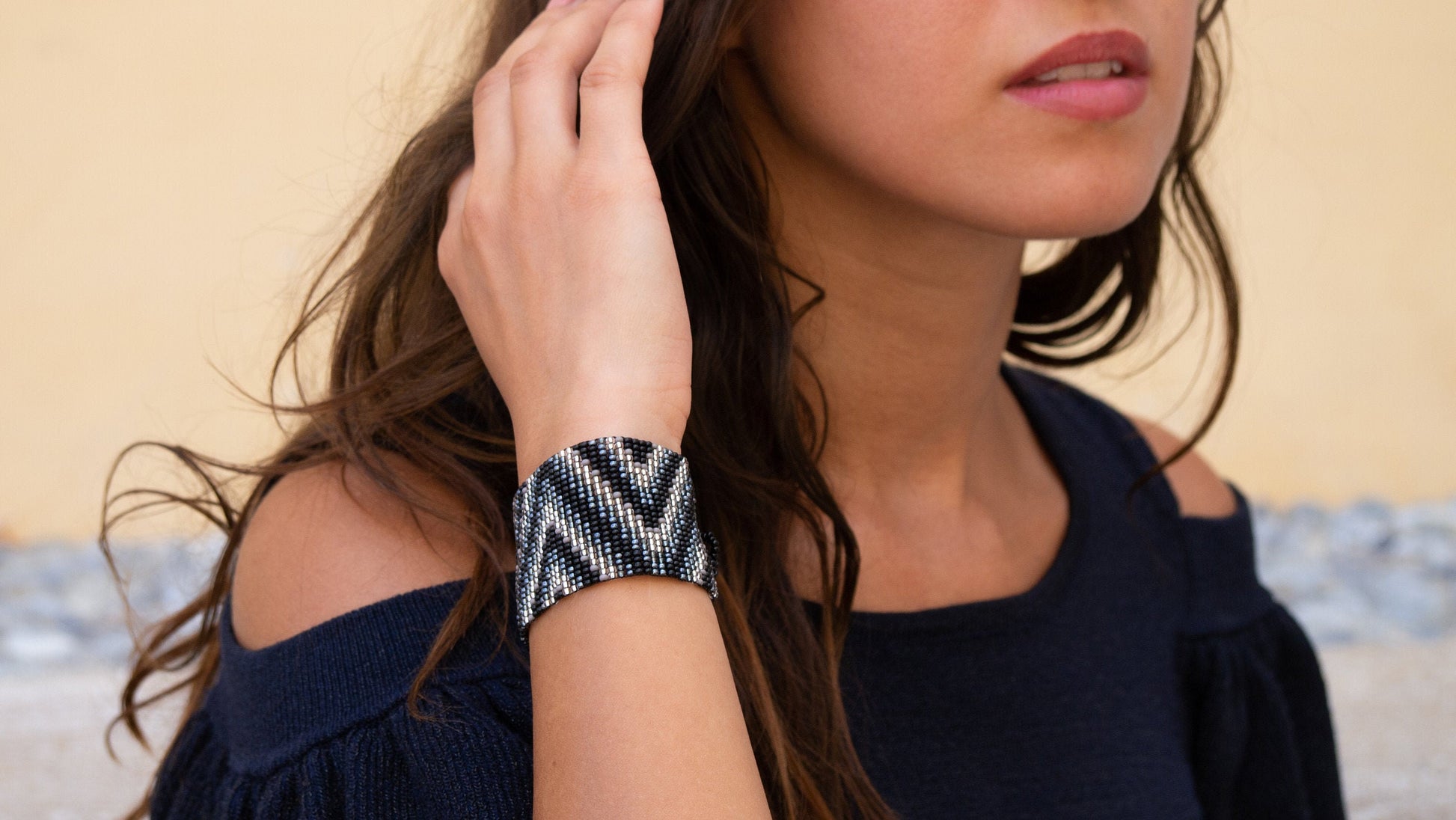 Manchette perles noir argent Manchette perles géométrique Bracelet large Bracelet perles rocaille Bracelet bohème Bracelet soirée