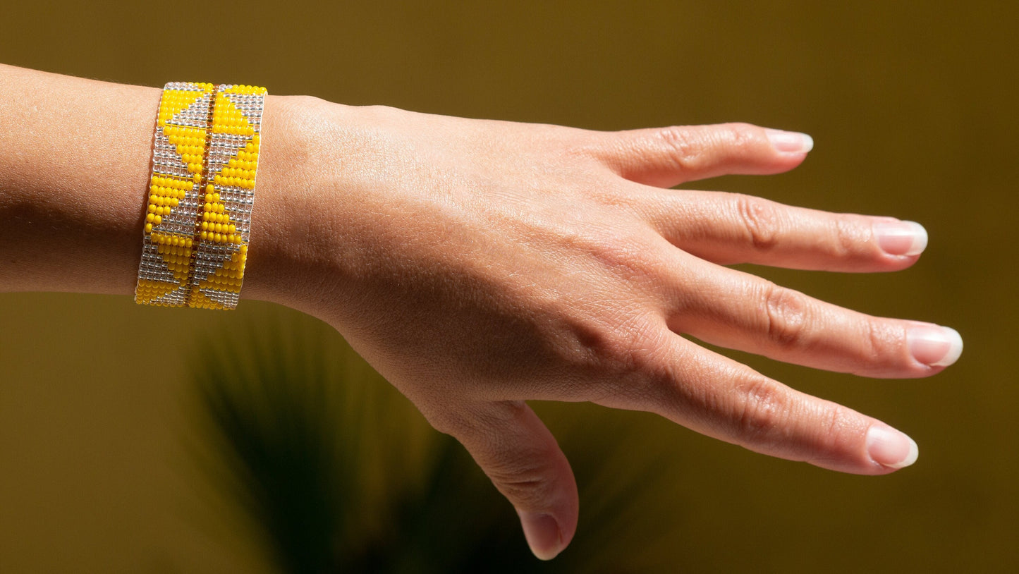 Bracelet perles tissé jaune Style Boho Chic Bracelet retro Bracelet géométrique Bracelet artisanal fait main