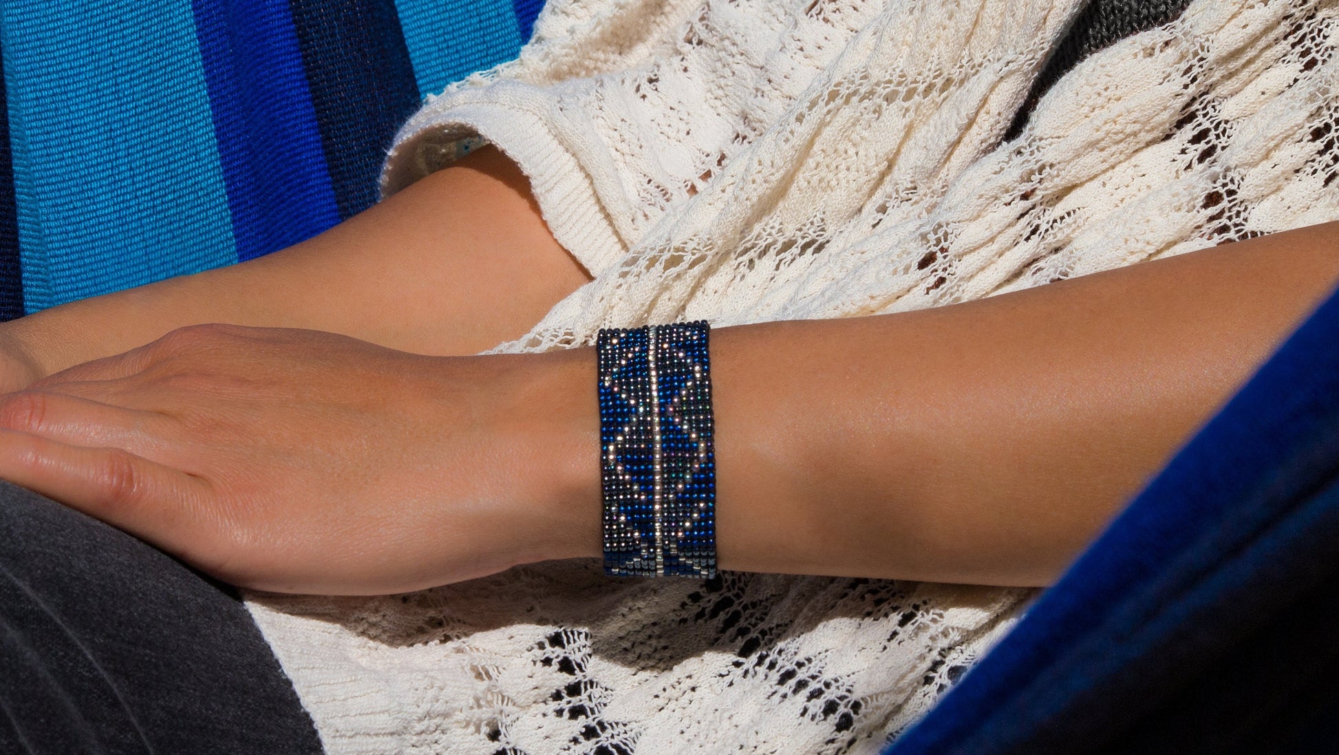 Bracelet perles tissé Style Boho Chic Bleu Bracelet large Bracelet géométrique Bracelet artisanal fait main