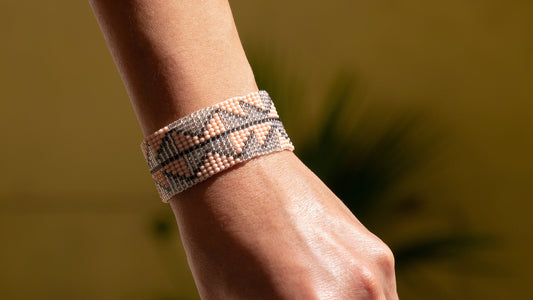 Bracelet perles tissé Style Boho Chic saumon et argent Bracelet large Bracelet géométrique Bracelet artisanal fait main