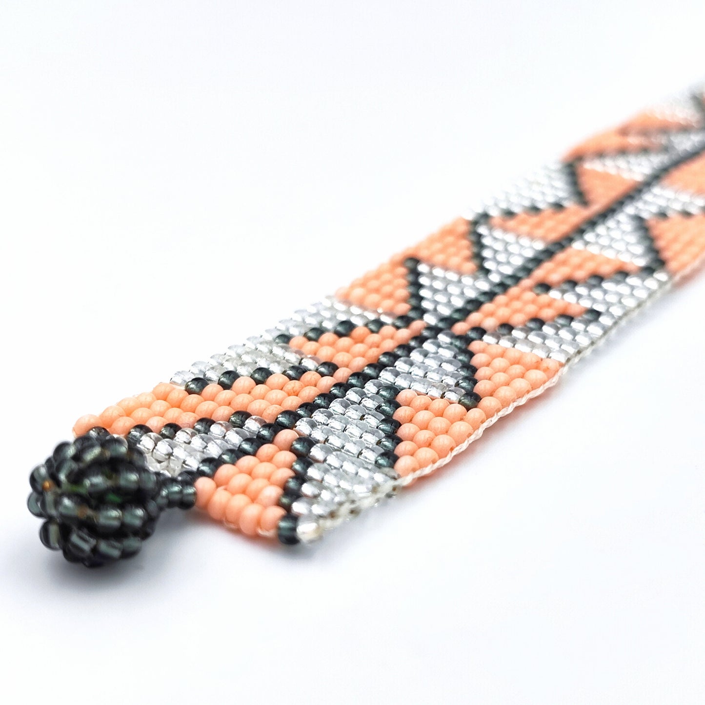 Bracelet perles tissé Style Boho Chic saumon et argent Bracelet large Bracelet géométrique Bracelet artisanal fait main