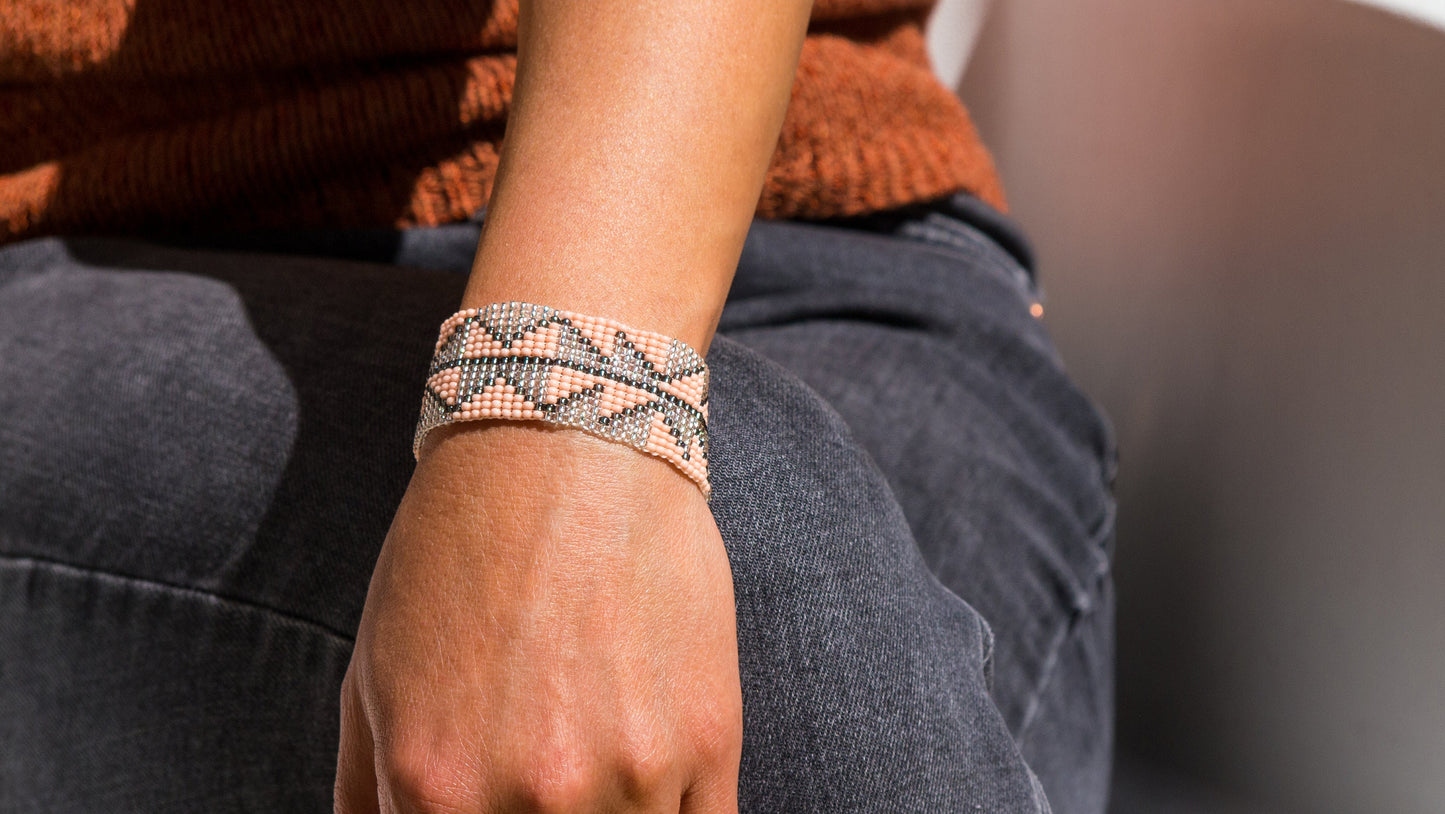 Bracelet perles tissé Style Boho Chic saumon et argent Bracelet large Bracelet géométrique Bracelet artisanal fait main