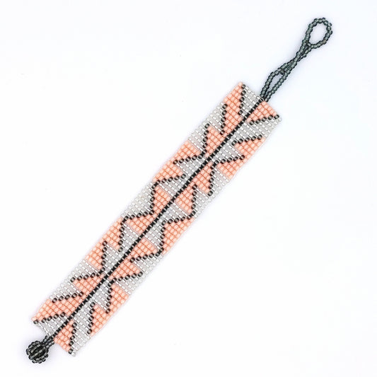 Bracelet perles tissé Style Boho Chic saumon et argent Bracelet large Bracelet géométrique Bracelet artisanal fait main