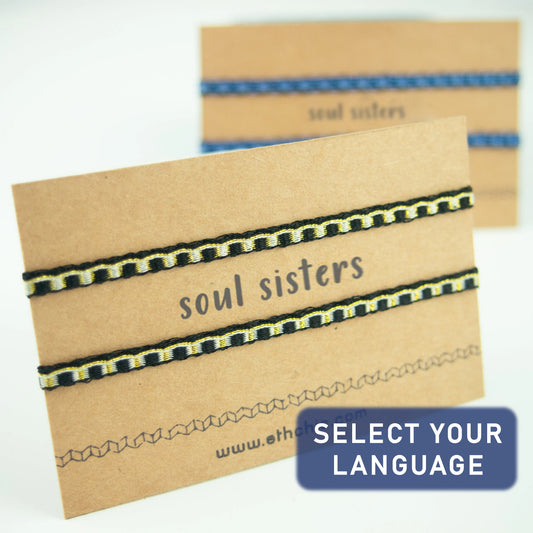 Duo de bracelets tissés main noirs et jaunes sur carte “Soul Sisters”, version multilingue, création artisanale Ethchic.