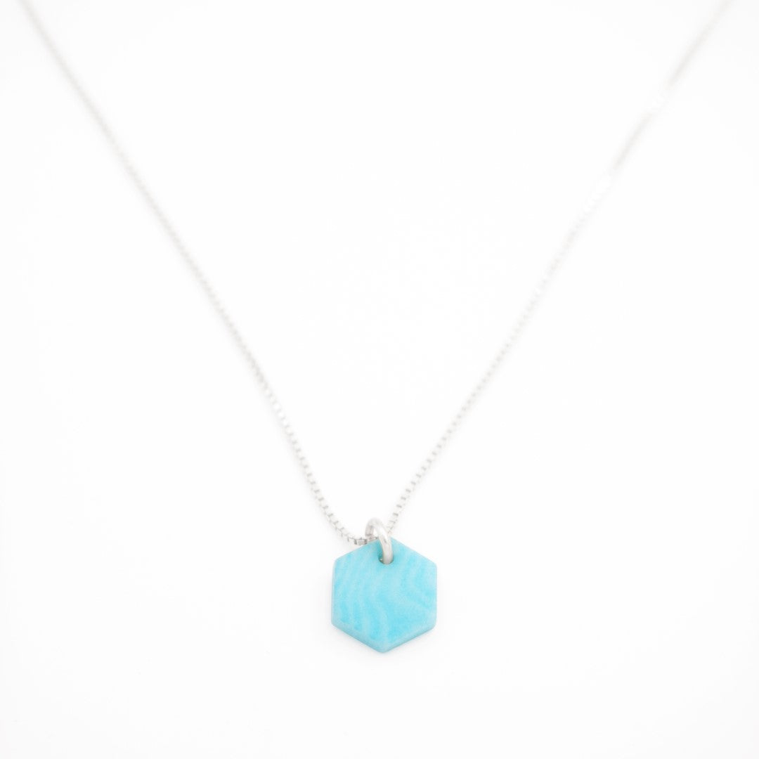 Collier Mini Charm Hexagone en Ivoire Végétal – 6 finitions de chaîne au choix