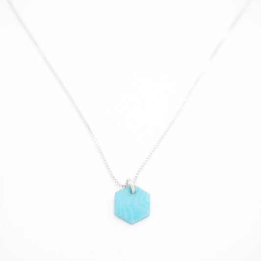 Collier Mini Charm Hexagone en Ivoire Végétal – 6 finitions de chaîne au choix