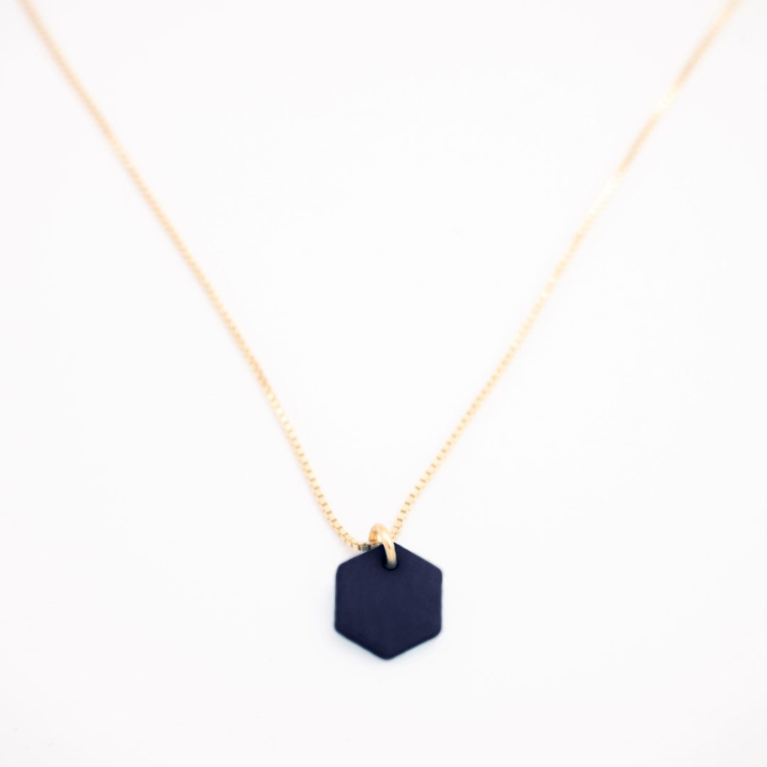 Collier Mini Charm Hexagone en Ivoire Végétal – 6 finitions de chaîne au choix