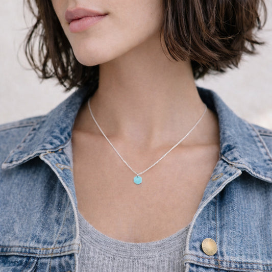 Collier Mini Charm Hexagone en Ivoire Végétal – 6 finitions de chaîne au choix