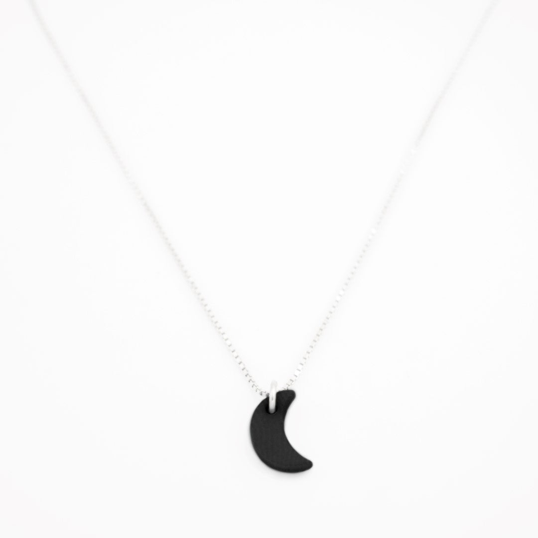Collier Mini Charm Lune en Ivoire Végétal – 6 finitions de chaîne au choix