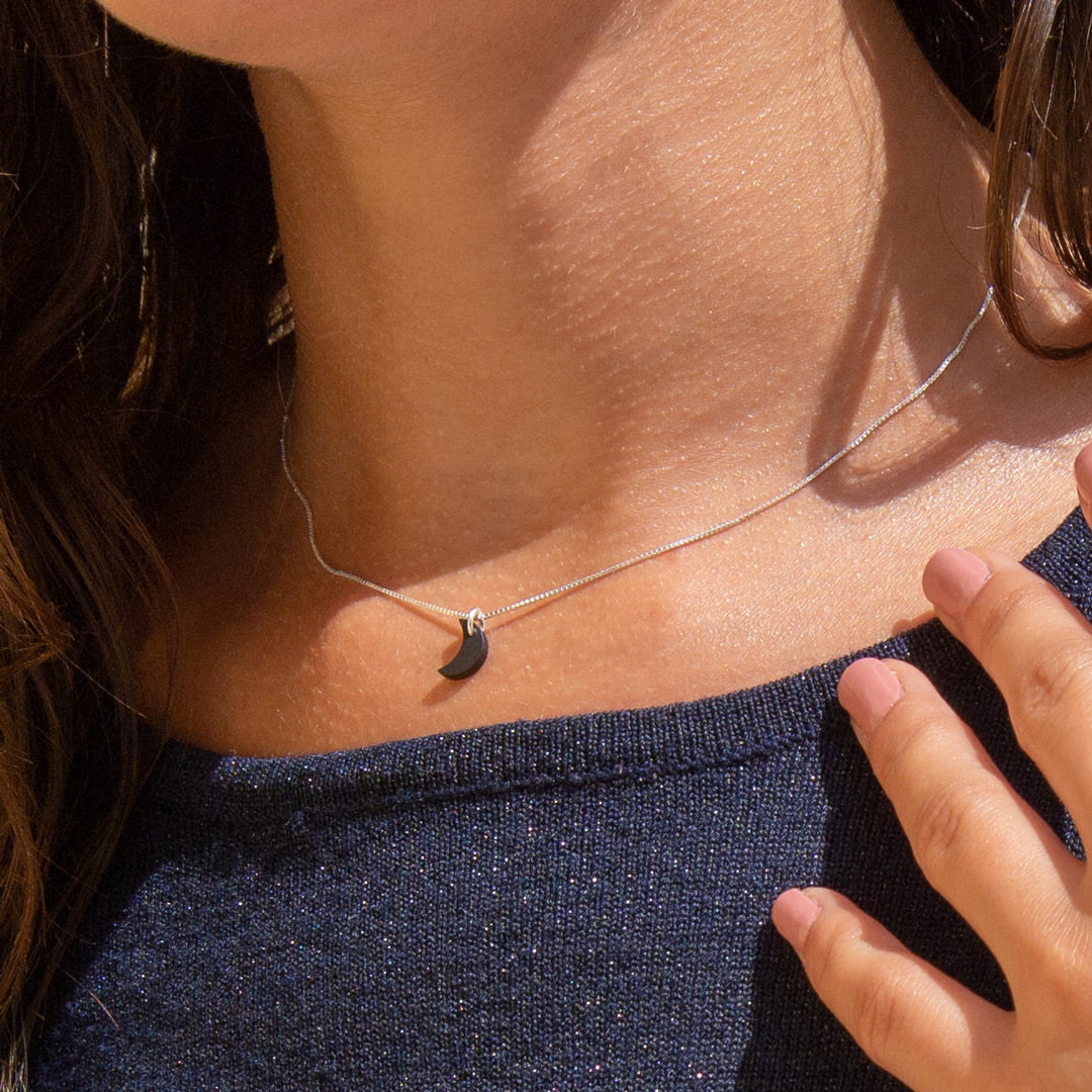 Collier Mini Charm Lune en Ivoire Végétal – 6 finitions de chaîne au choix