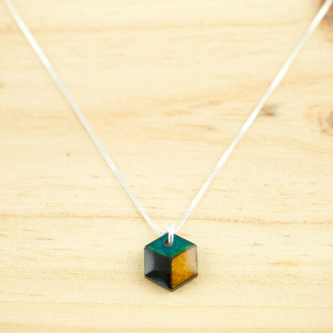 Collier hexagone en calebasse séchée peint main –  6 finitions de chaîne au choix | Cube