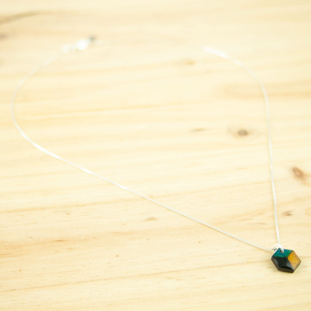 Collier hexagone en calebasse séchée peint main –  6 finitions de chaîne au choix | Cube