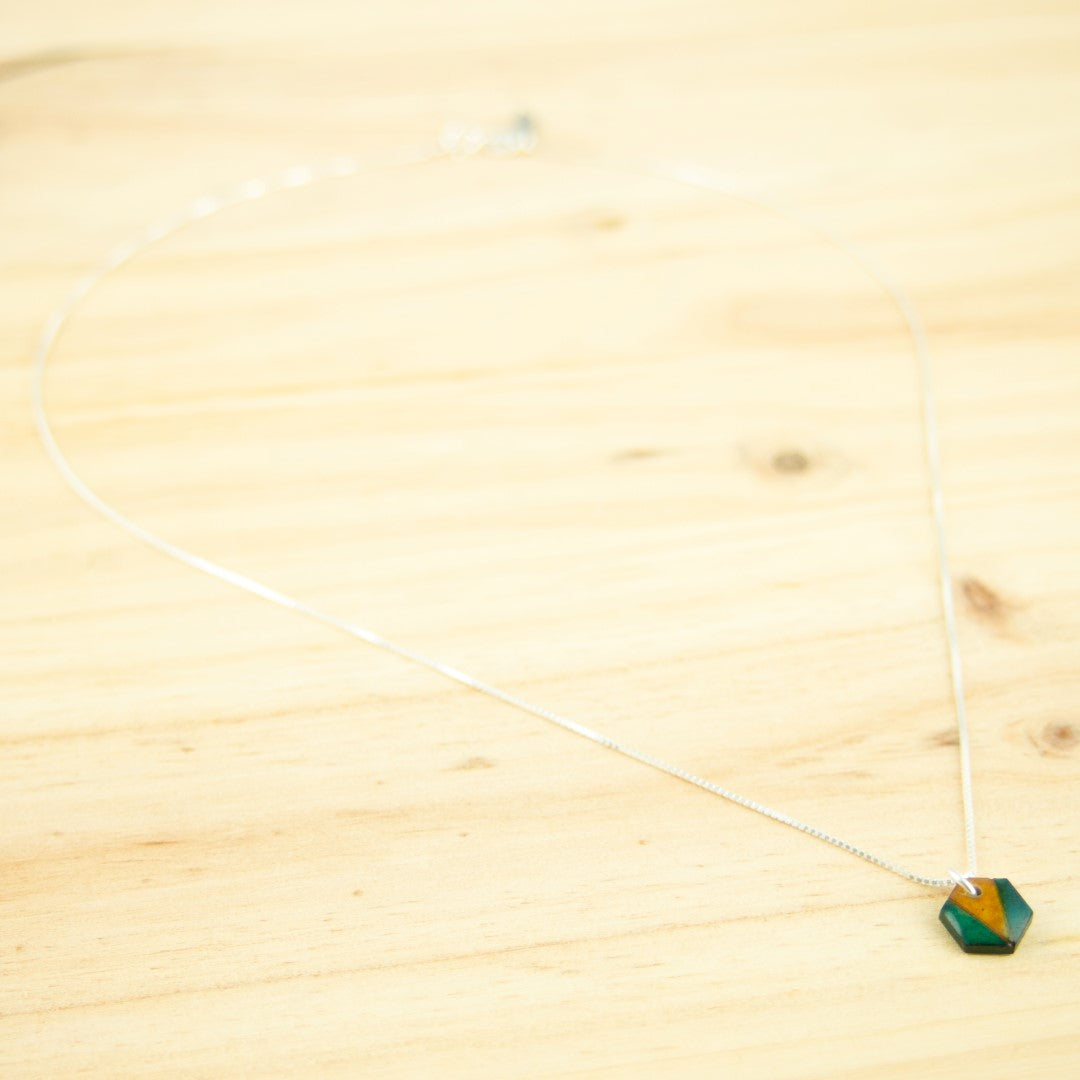 Collier hexagone en calebasse séchée peint main –  6 finitions de chaîne au choix | Hex