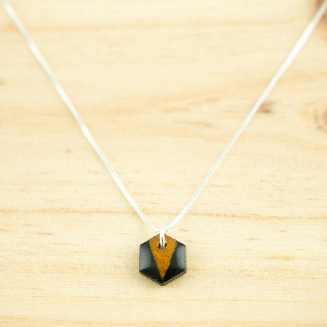 Collier hexagone en calebasse séchée peint main –  6 finitions de chaîne au choix | Hex