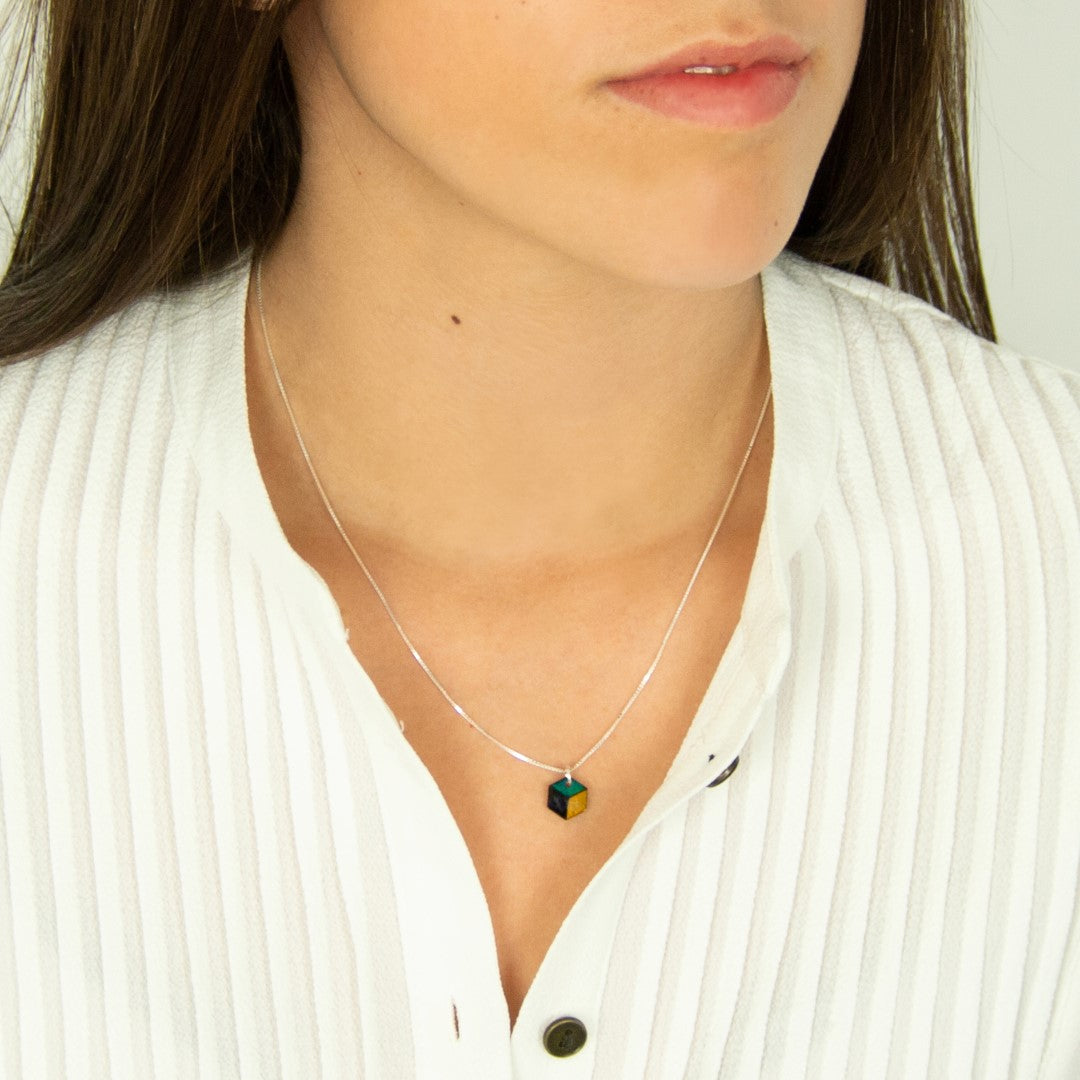 Collier hexagone en calebasse séchée peint main –  6 finitions de chaîne au choix | Cube