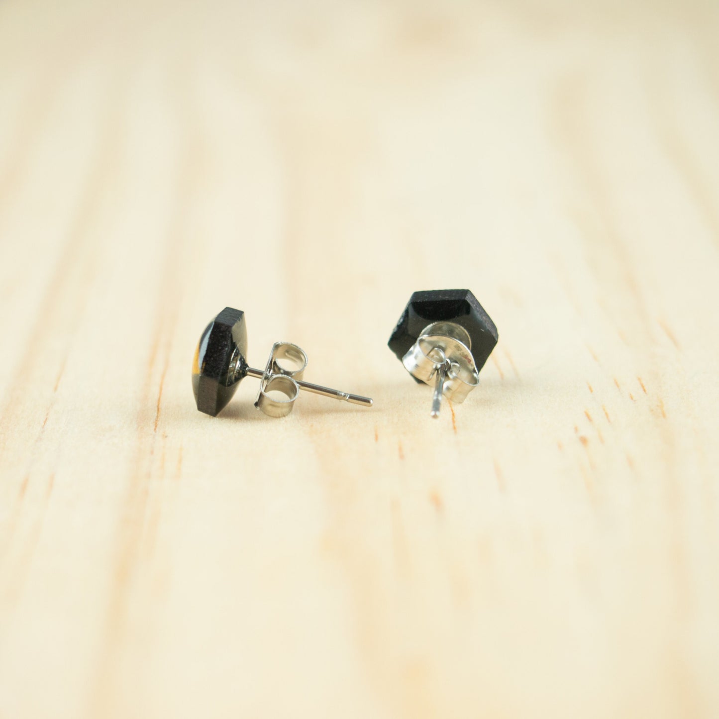 Petits clous d'oreilles hexagone nature pouces d'oreilles géométriques boucles d'oreilles effet émaillé puces d'oreilles noir moutarde