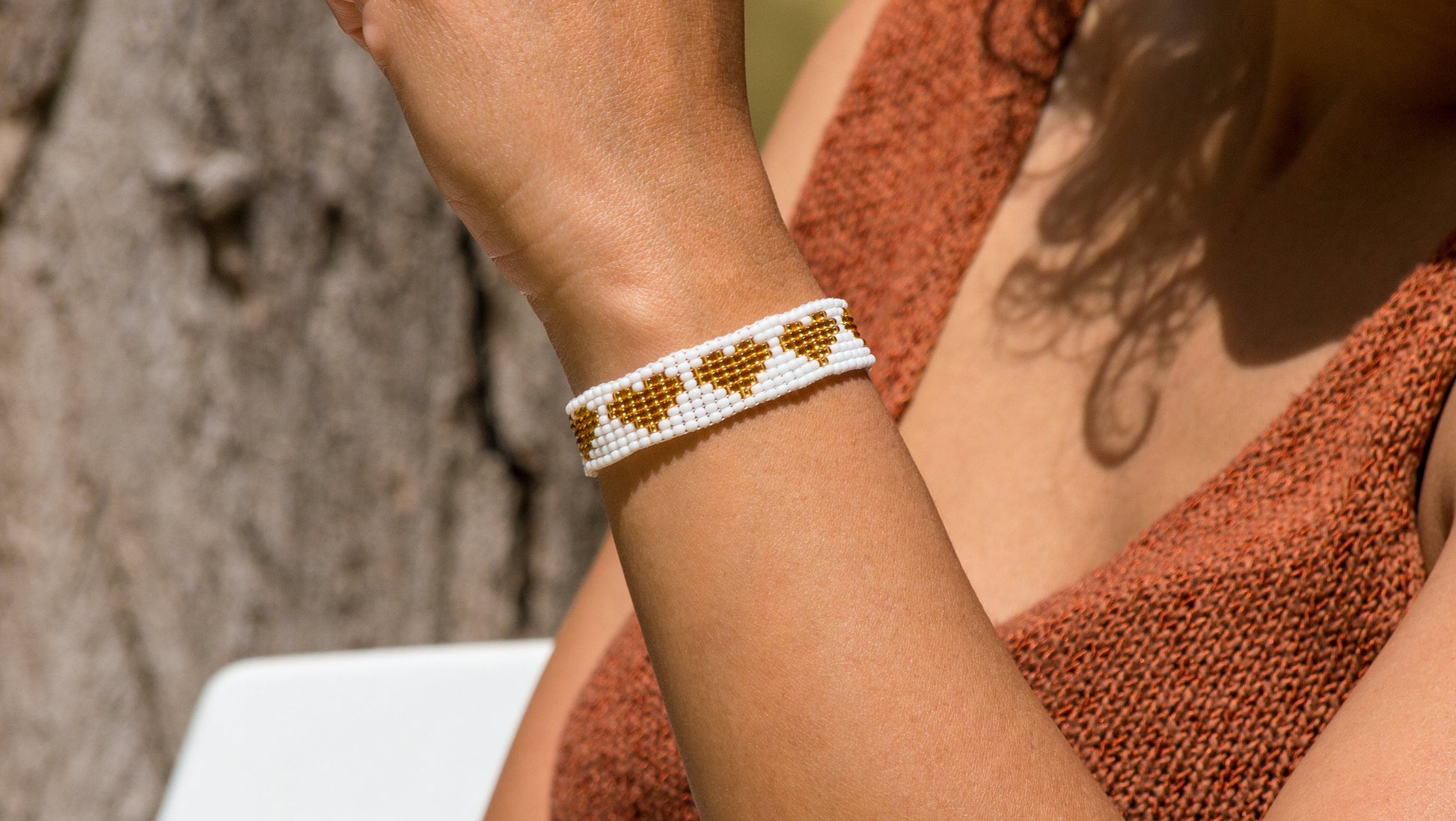 Bracelet coeurs Style boho chic Bracelet perles Bracelet fin Bracelet perles rocaille Coeur rose Coeur doré Bracelet réglable