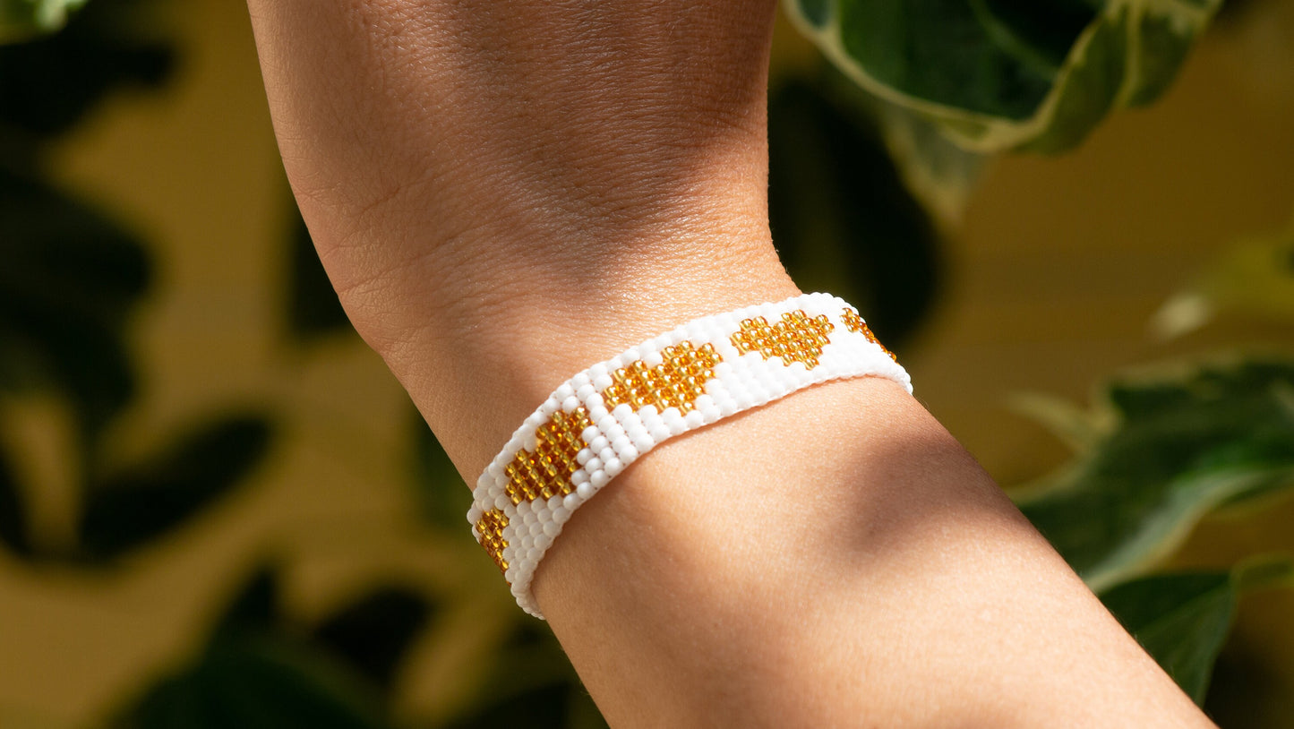 Bracelet coeurs Style boho chic Bracelet perles Bracelet fin Bracelet perles rocaille Coeur rose Coeur doré Bracelet réglable