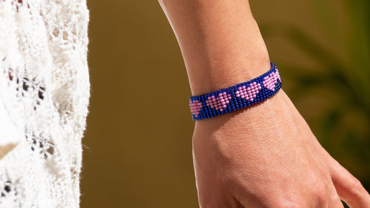 Bracelet coeurs Style boho chic Bracelet perles Bracelet fin Bracelet perles rocaille Coeur rose Coeur doré Bracelet réglable