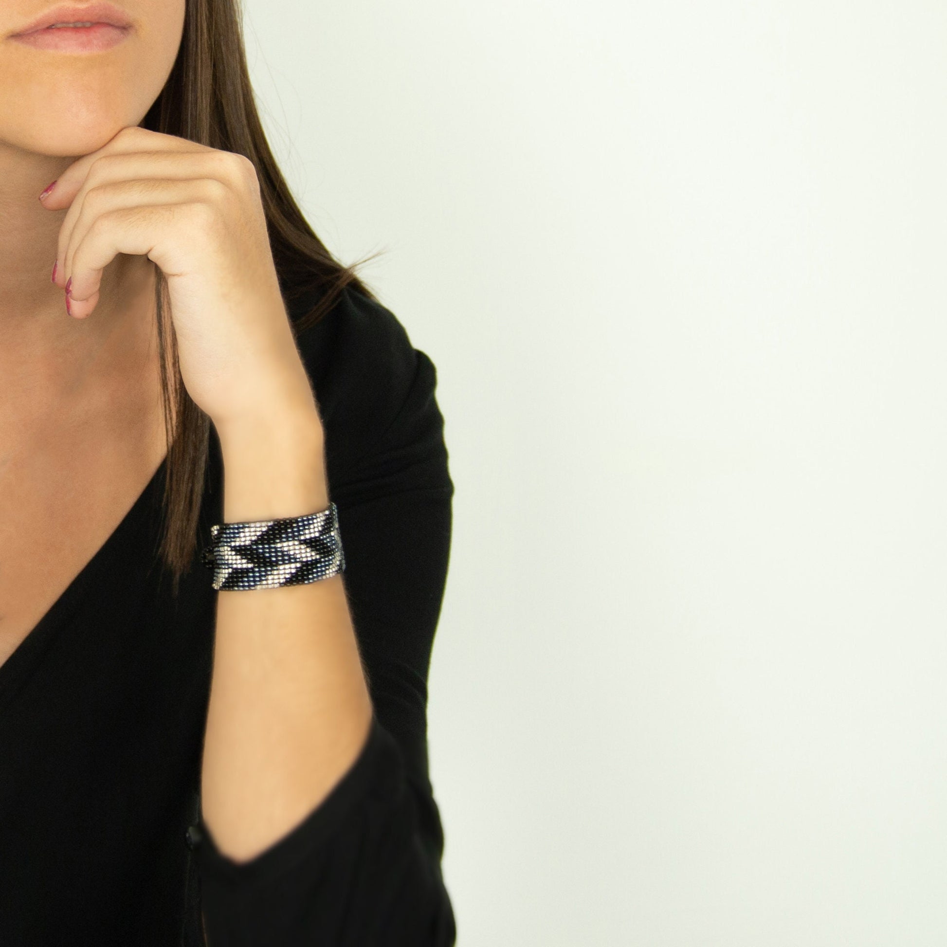 Bracelet perles Bracelet noir Bracelet noir argent Bracelet tissé Bracelet large Bracelet perles rocaille Bracelet bohème Bijoux boho