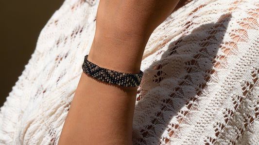 Bracelet perles Style boho chic Bracelet géométrique Bracelet fin Bracelet perles rocaille Bracelet ethchic Bracelet réglable noir ethchic