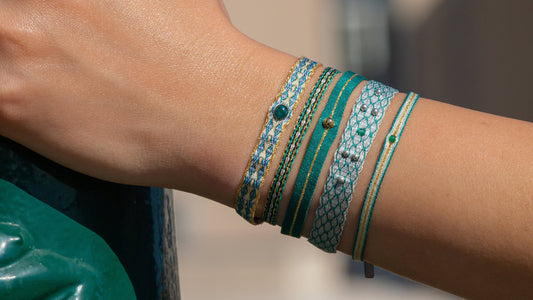 Bracelets bohème-chic tissés main en tons turquoise, vert et doré, avec petites perles argentées et dorées, portés au poignet, création artisanale Ethchic.