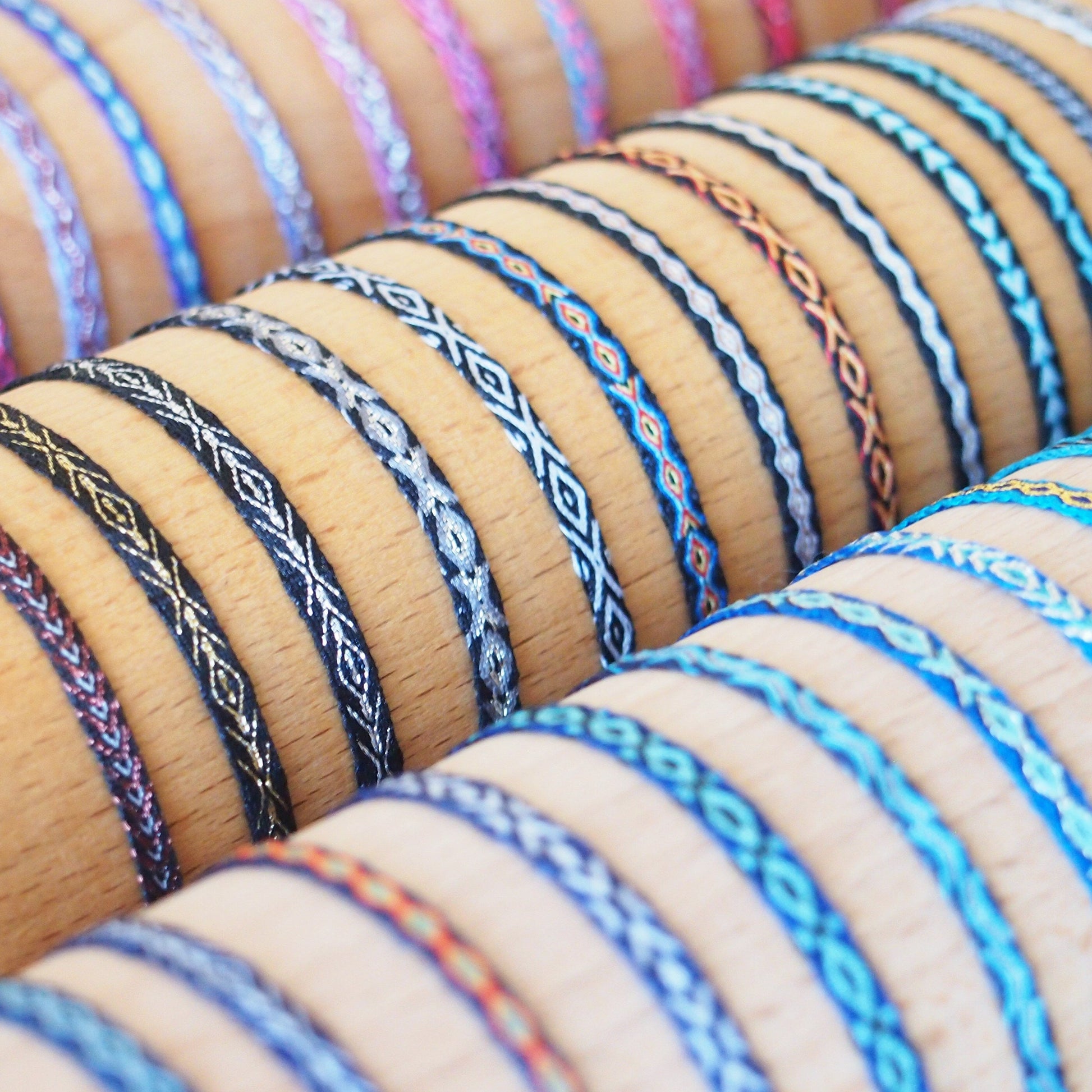 Collection de bracelets fins tissés main multicolores, motifs géométriques bohème chic, créations artisanales Ethchic.