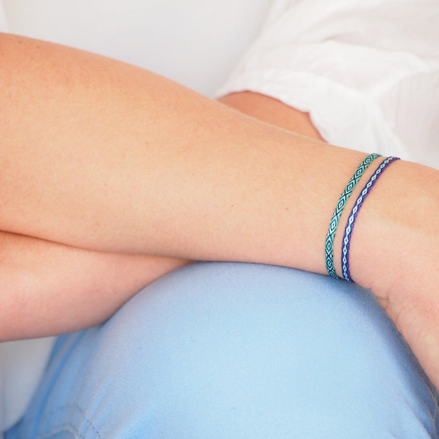 Bracelets tissés main en tons turquoise et bleu portés au poignet, style bohème chic, création artisanale Ethchic