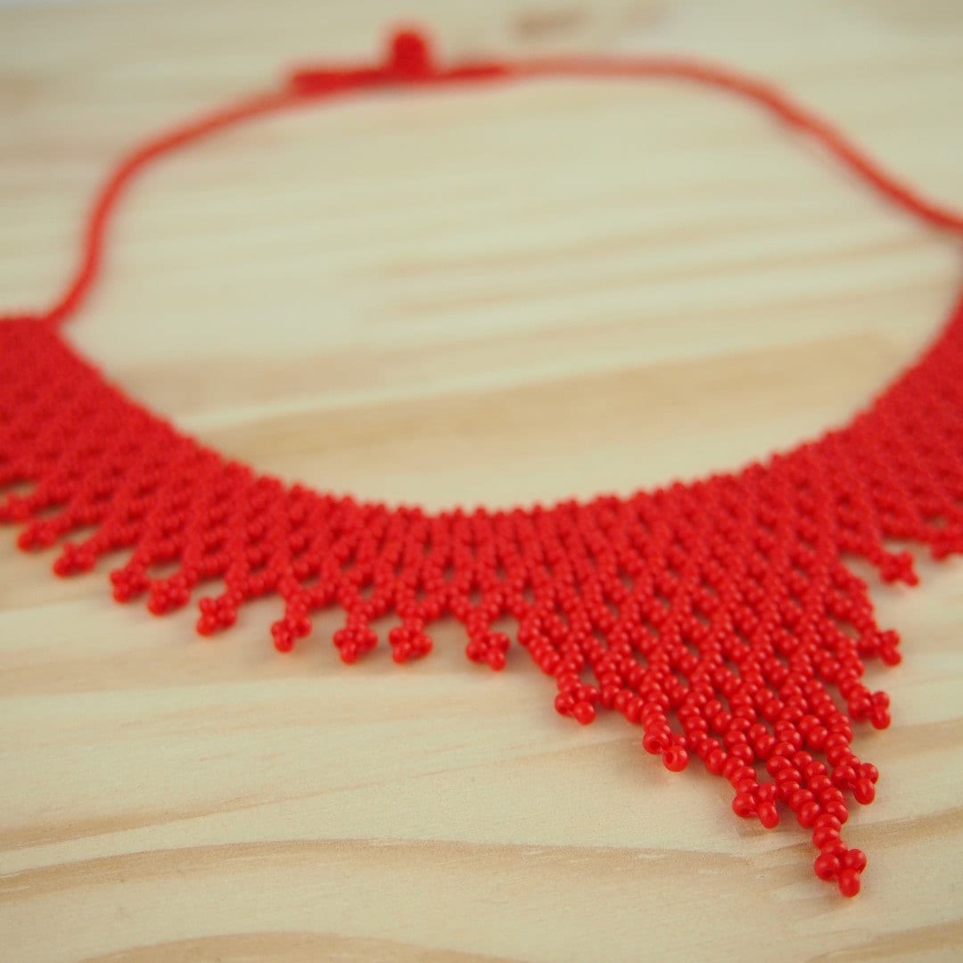 Collier plastron rouge collier perles de rocaille rouge collier bobo chic collier ethnique collier minimaliste collier tissé main