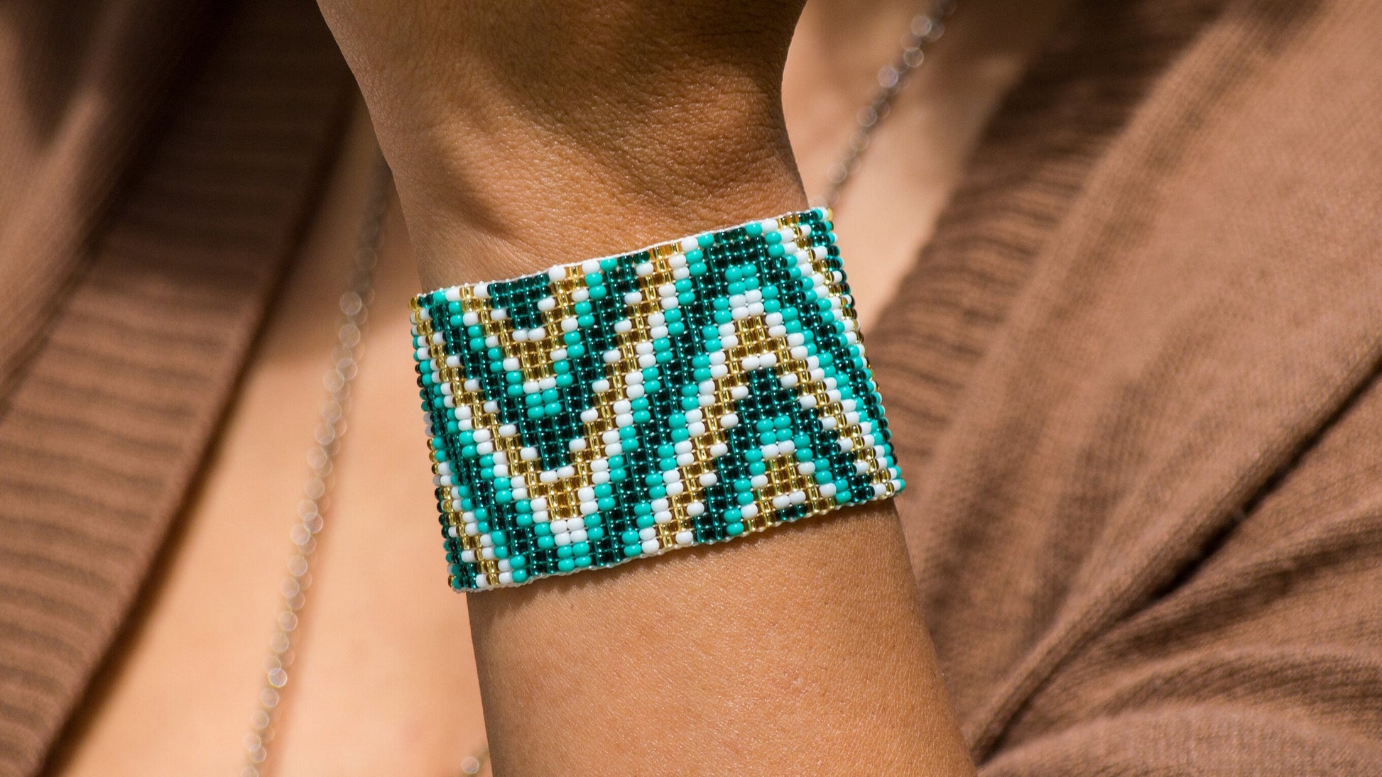 Manchette perles turquoise doré blanc Manchette perles géométrique Bracelet large perles rocaille Bracelet bohème Bracelet boho chic