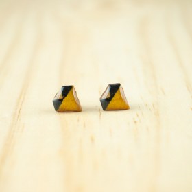 Boucles d′oreilles puces en Calebasse séchée faites main Cari-Dia | Triangles : Jaune - Noir - Beige